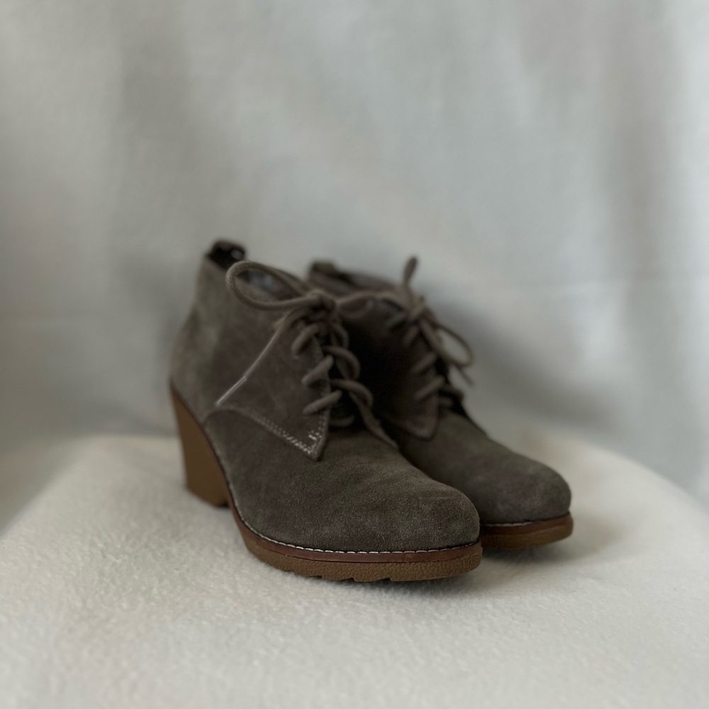 White Mountain Size 8 1/2 Grey Suede Wedge Ankle Boots